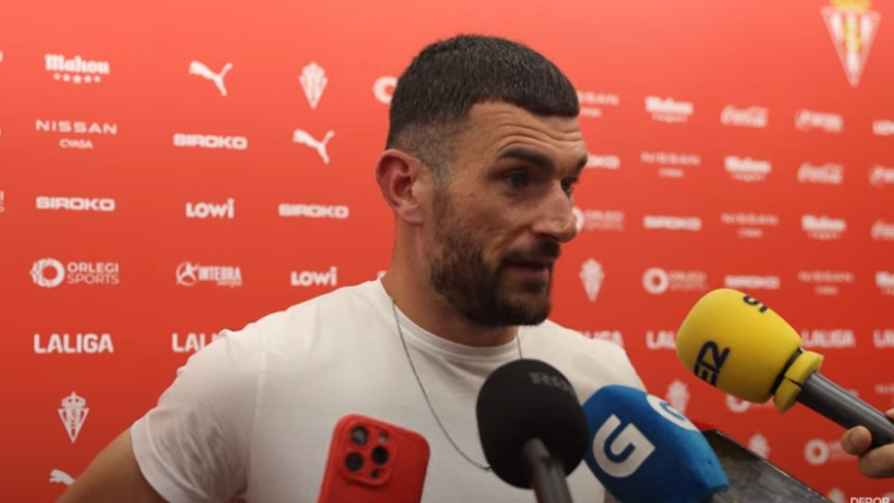«Pelos de punta, salir con el estadio lleno y el himno cantado», Vázquez alucina con la afición del Sporting, destaca su capacidad para despejar y asegura que no hizo penalti
