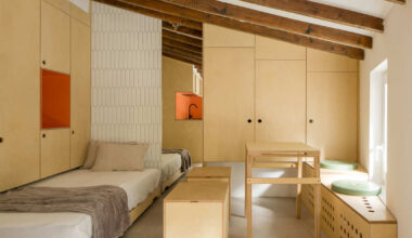 Un mini ático de 30 m² que se transforma en una vivienda completa gracias a soluciones flexibles y mobiliario diseñado a medida