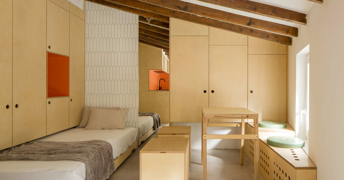 Un mini ático de 30 m² que se transforma en una vivienda completa gracias a soluciones flexibles y mobiliario diseñado a medida