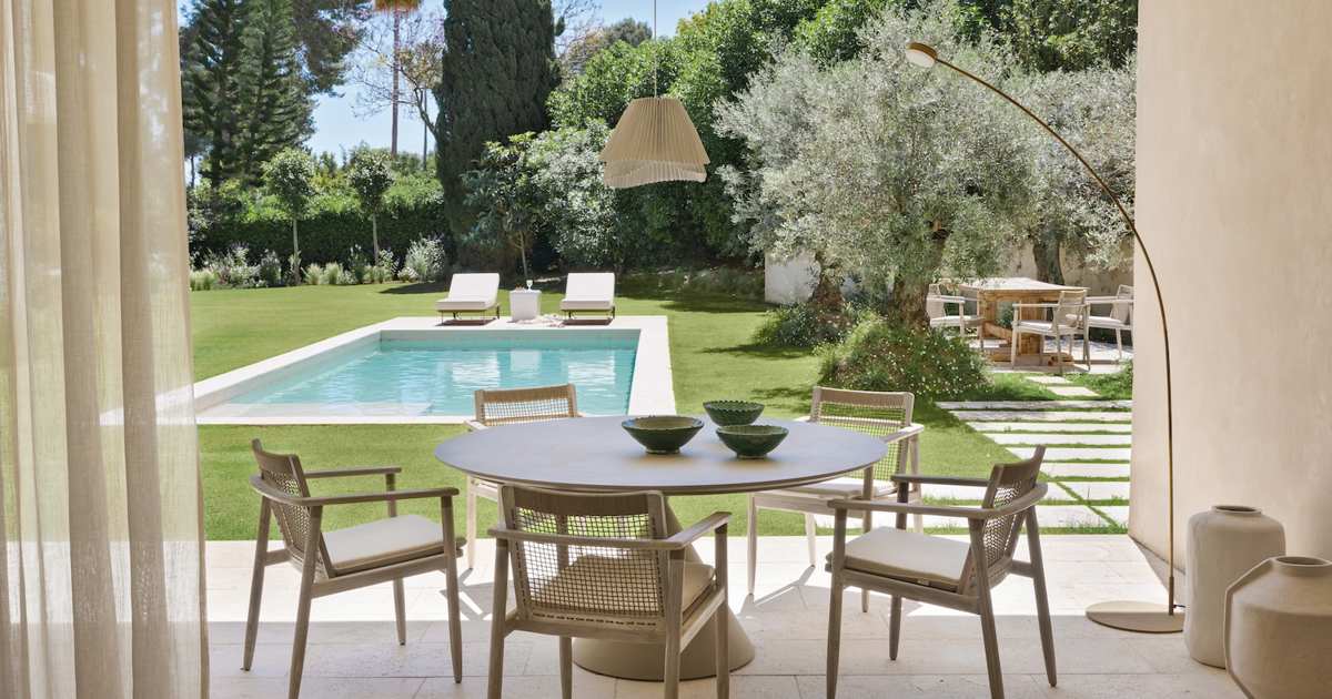 en forma de L, con 2 plantas y abierta al jardín
