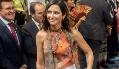 Isabel Díaz Ayuso sorprende con el top floral perfecto para llevar con pantalón blanco