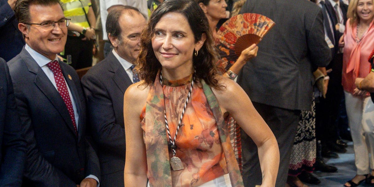 Isabel Díaz Ayuso sorprende con el top floral perfecto para llevar con pantalón blanco