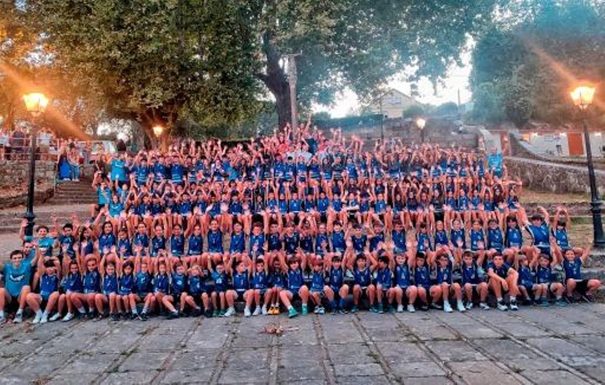 La foto de familia de todos los deportistas del Balonmán Cangas Frigoríficos del Morrazo en atrio de Darbo.