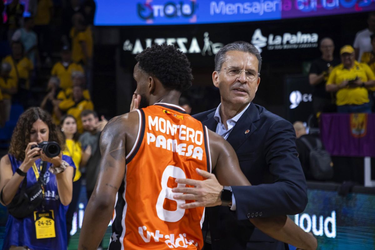 Pedro Martínez junto a Jean Montero