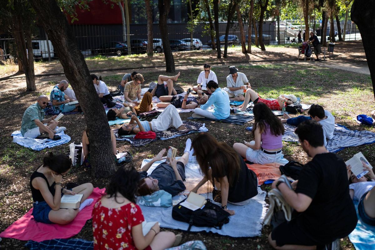 BARCELONA 27/07/2025 Barcelona. Integrantes de un club de lectura en silencio durante su encuentro dominical en el parque de la Estació del Nord, donde comparten una hora de lectura conjunta al aire libre. FOTO de ZOWY VOETEN