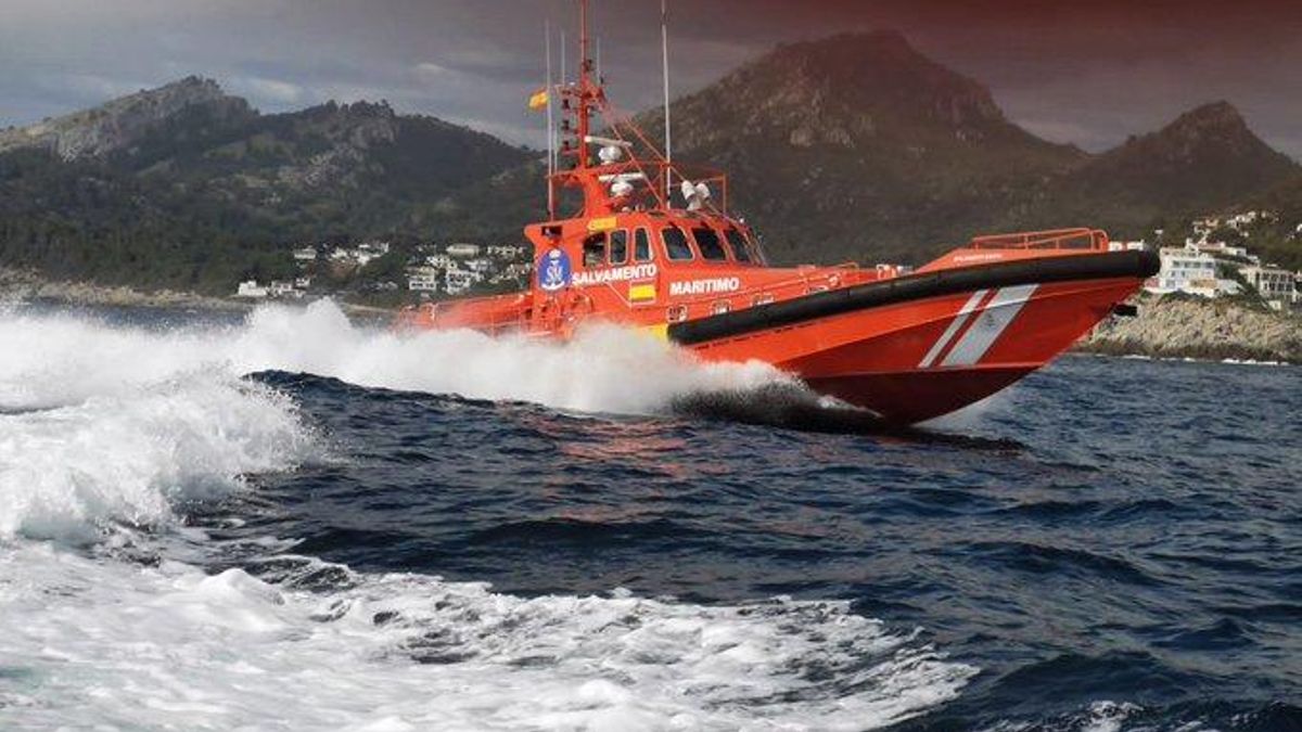 Una lancha de Salvamento Marítimo, en la costa de Mallorca.