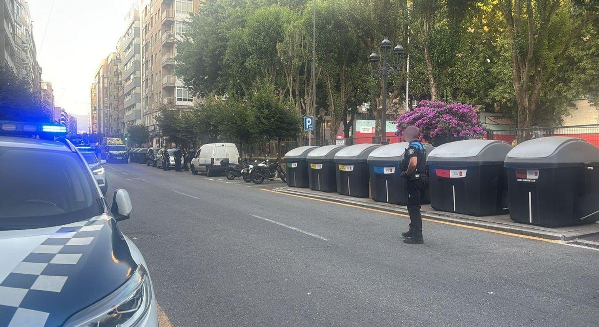 La calle Torrecedeira con presencia policial, este jueves.