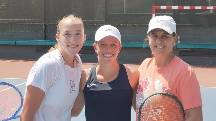Kaitlin Quevedo pelotea con Mirra Andreeva ante los ojos de Conchita Martínez