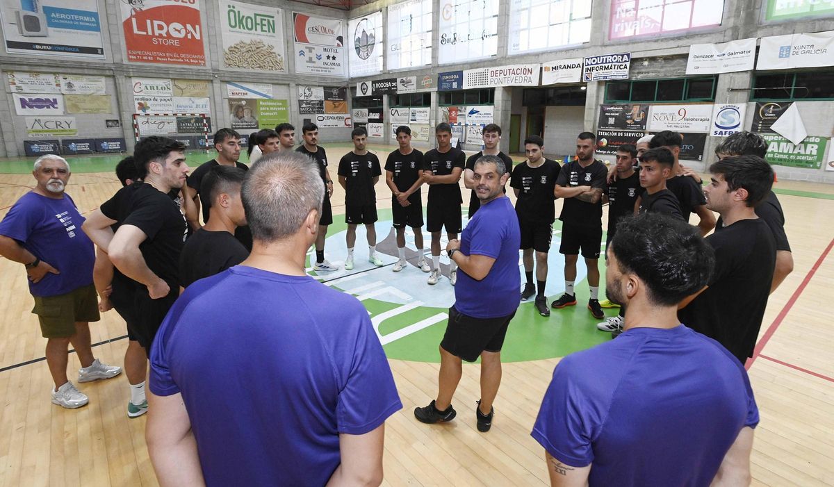 El entrenador del Bueu Atlético, Luís Montes, en la charla previa al entrenamiento con la plantilla.