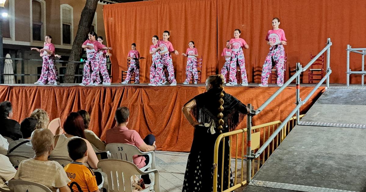 Éxito del primer evento del ciclo ‘Baila con nosotros’, con la actuación de la asociación cultural daimieleña Grupo Amanecer