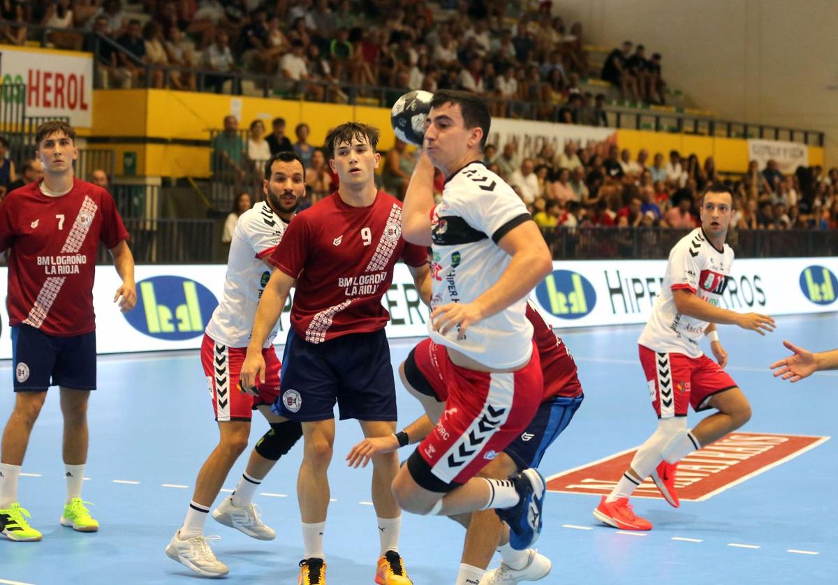 El Balonmano Nava aprueba con nota su primera prueba de la pretemporada