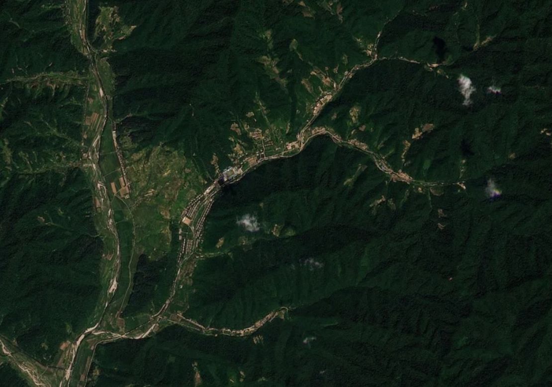 Una imagen satelital proporcionada por Planet Labs muestra la base operativa de misiles Sinpung Dong en Corea del Norte el 12 de agosto.