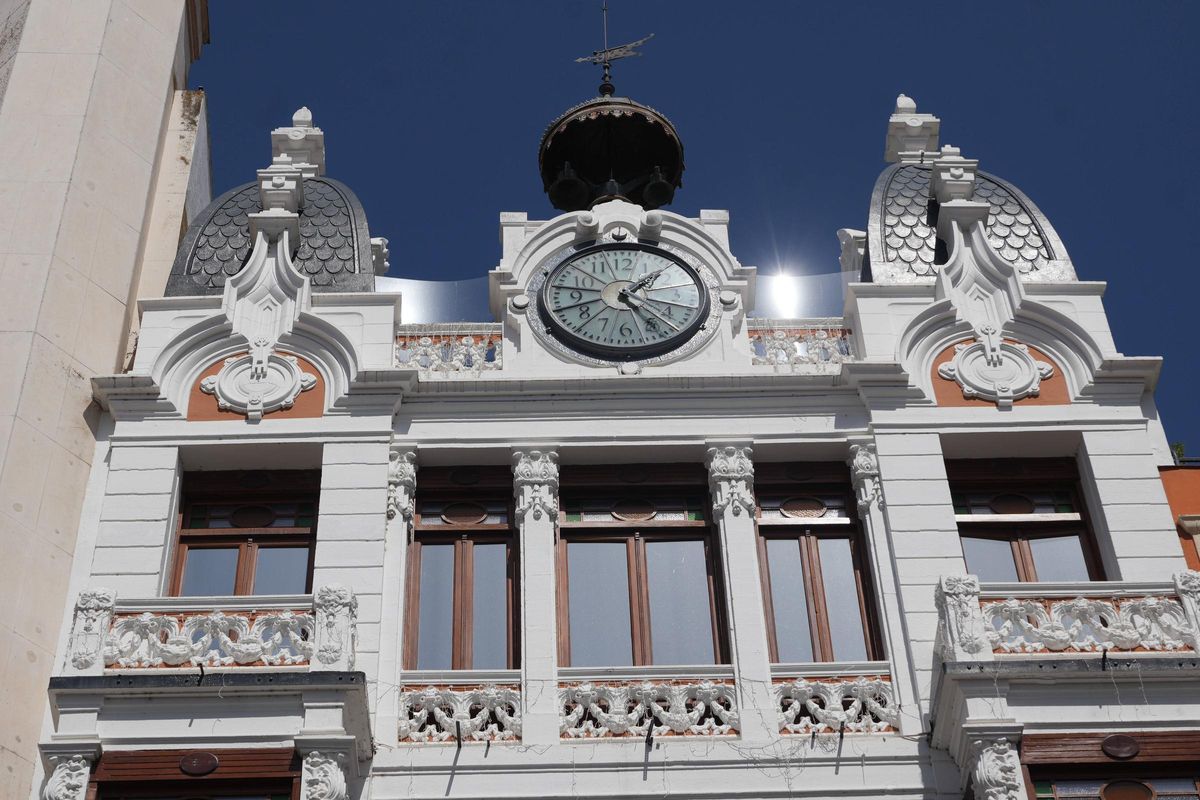 Detalle de la fachada del edificio de Las Tres Campanas diseñada por Ventura Vaca.