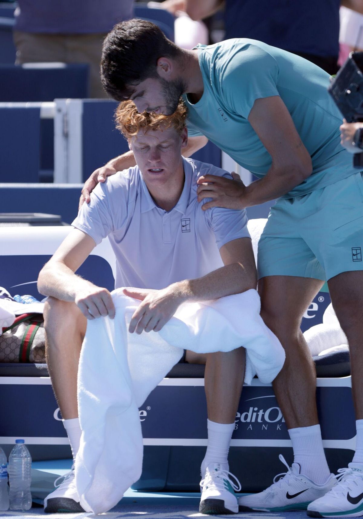 El español Carlos Alcaraz (d) consuela a Jannik Sinner, quien se retiró tras ir abajo 0-5 en el primer set de la final del Masters 1.000 de Cincinnati.
