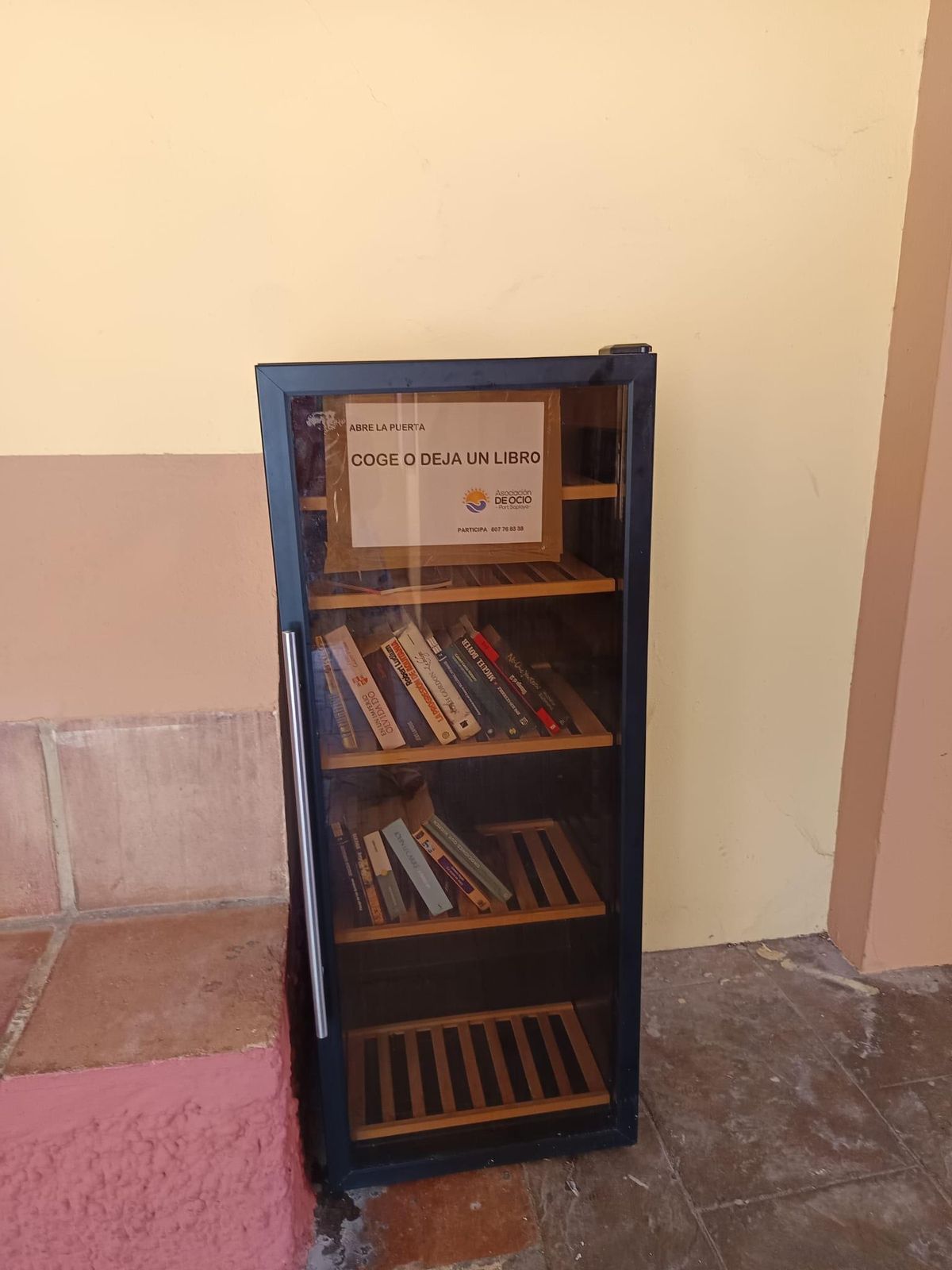 Una de las bibliotecas ambulantes de la Asociación de Ocio de Port Saplaya