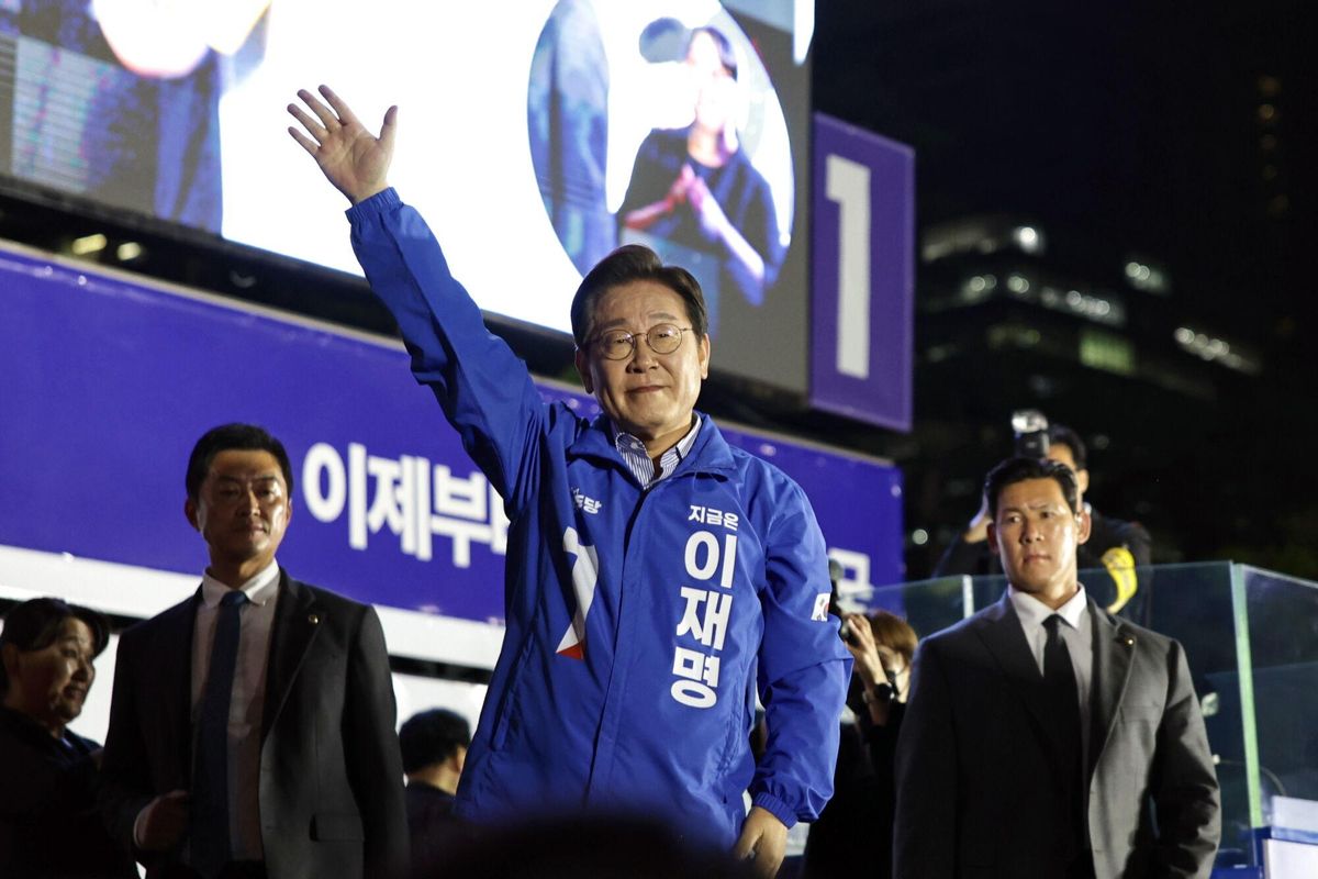 Seoul (South Korea), 02/06/2025.- Democratic Party's presidential candidate Lee Jae-myung (C) greets supporters at the end of his final campaign rally for the South Korea presidential election in Seoul, South Korea, 02 June 2025. South Korea will hold its presidential election on 03 June 2025. (Elecciones, Corea del Sur, Seúl) EFE/EPA/ANDRES MARTINEZ CASARES