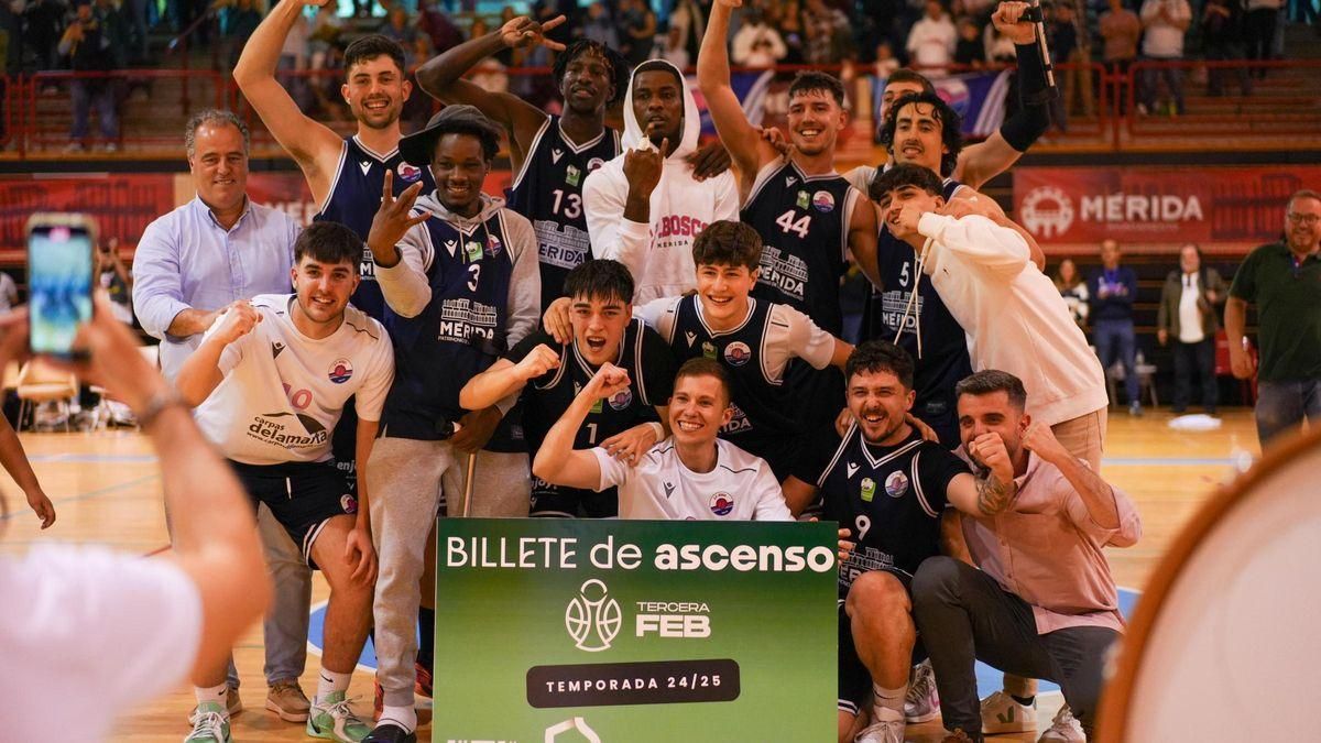 Los jugadores del Bosco celebran el ascenso.