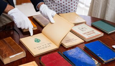 La Biblioteca de Andalucía añade a su colección primeras ediciones de García Lorca, Vicente Aleixandre y otros autores de la Generación del 27