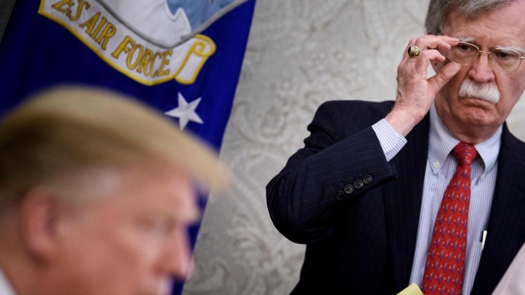 Bolton, al fondo, durante una rueda de prensa de Donald Trump en 2019