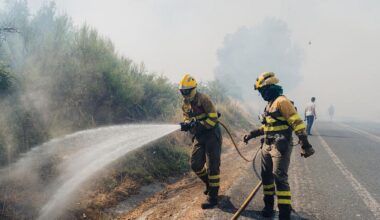 Los bomberos encuentran restos óseos junto a un coche mientras trabajaban en un incendio en Vilariño de Conso (Ourense)