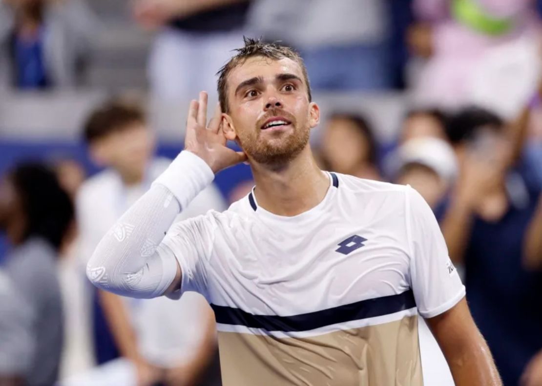 El francés Benjamin Bonzi celebra después de ganar su partido de primera ronda contra el ruso Daniil Medvedev en el US Open en la ciudad de Nueva York el 25 de agosto.