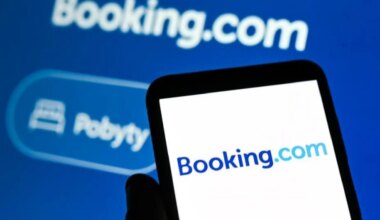 Ryanair y Booking zanjan su guerra comercial con un acuerdo de colaboración "histórico"