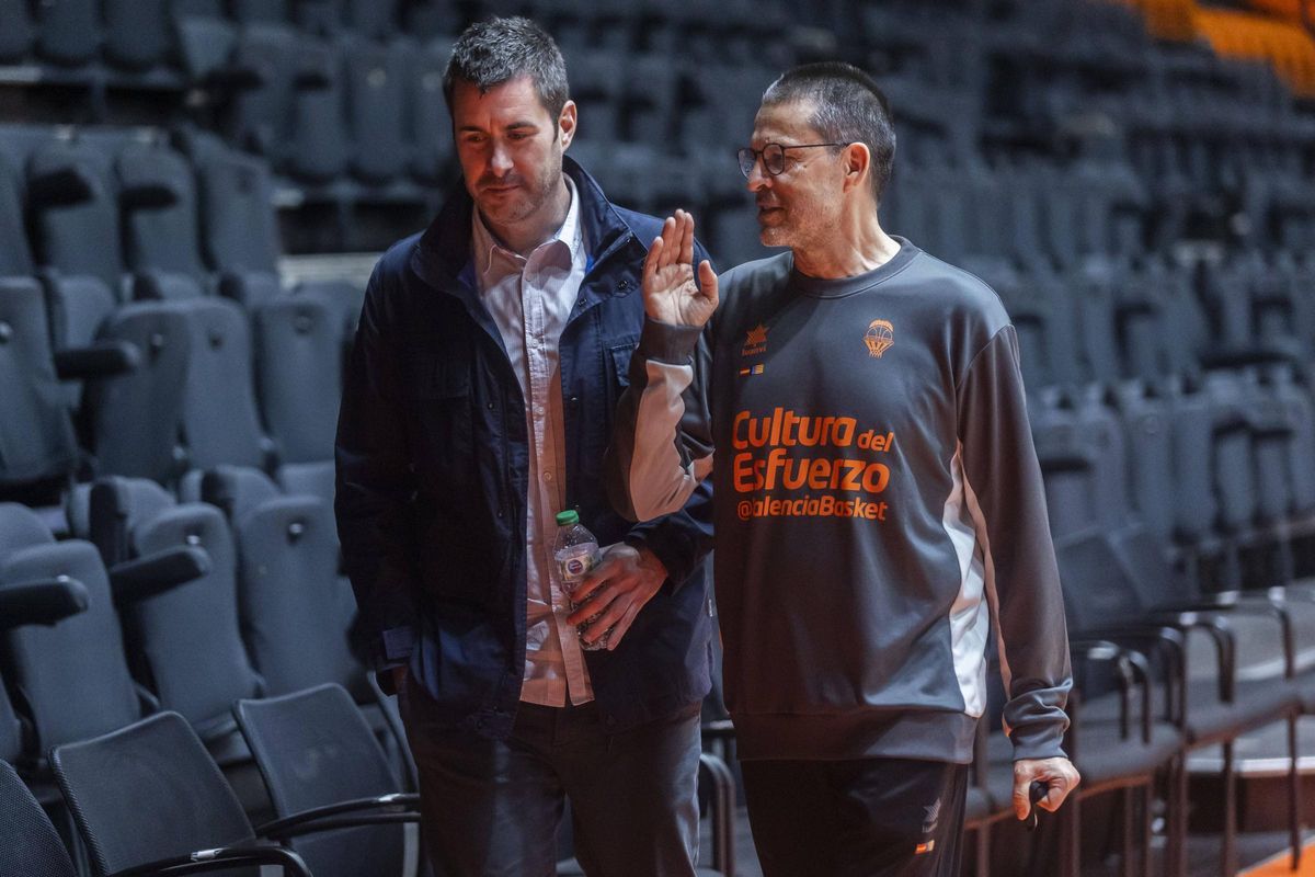Pedro Martínez junto al director Deportivo, Luis Arbalejo