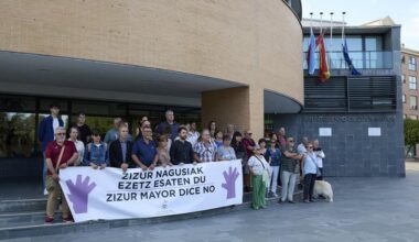 Fotos de la concentración en repulsa del asesinato de una vecina en Zizur Mayor