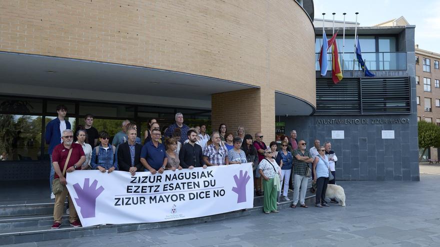 Fotos de la concentración en repulsa del asesinato de una vecina en Zizur Mayor