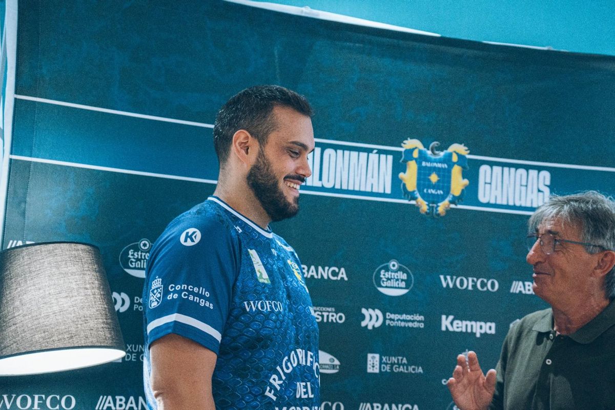 El pivote Javi García y el presidente del Balonmán Cangas, Alberto González, en la presentación de este miércoles.