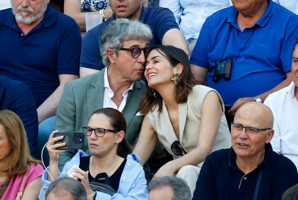 (Foto de ARCHIVO)
Elena S. Sánchez y su marido Roberto Domí­nguez viendo la corrida de toros de la Feria de San Isidro en la plaza de Las Ventas, a 29 de mayo de 2025, en Madrid (España)

Jose Velasco / Europa Press
CORRIDA;TOROS;PLAZA
29/5/2025
