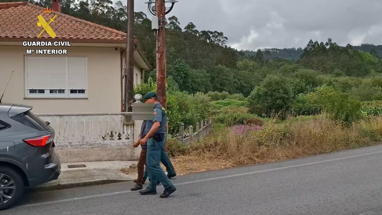 Detenida una vecina de Carballo por once delitos de incendio forestal