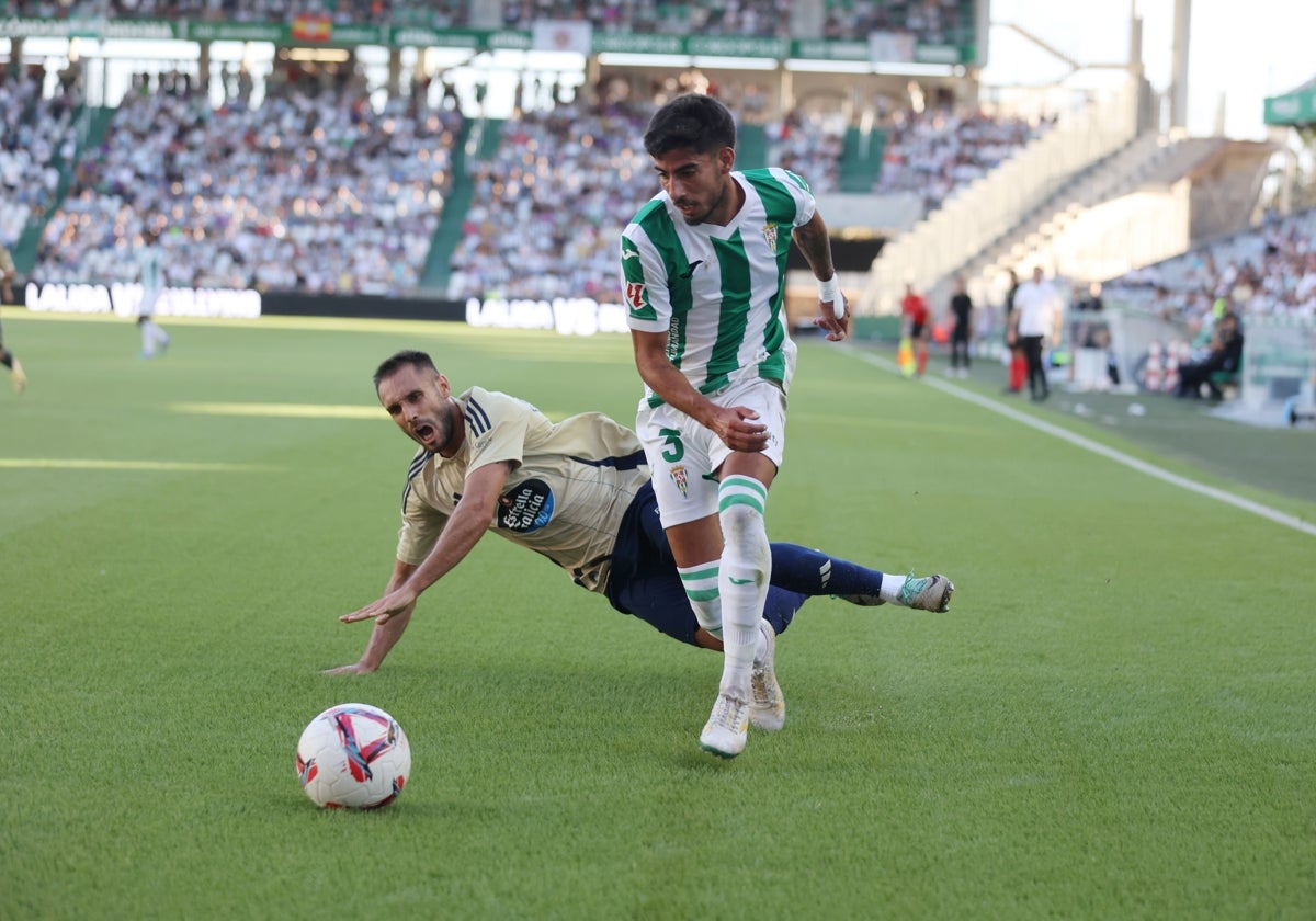 El lateral Calderón durante un partido con el Córdoba la pasada temporada