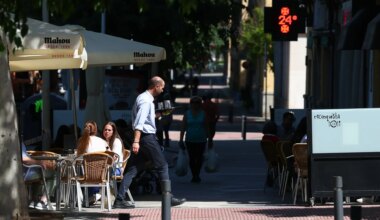prohíbe los grupos de más de 30 personas, los megáfonos y los paraguas de los 'free tours'