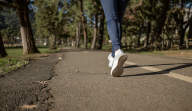 Caminar más y más rápido se asocia con menor riesgo cardiovascular en personas con la tensión arterial alta