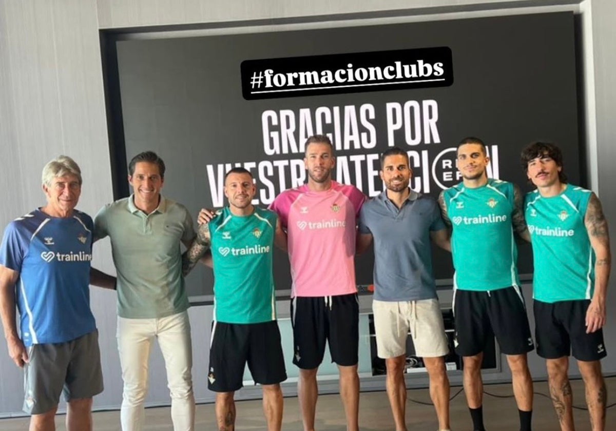 Pellegrini y los capitanes del Betis, junto a Martínez Munuera en las charlas de los árbitros a las plantillas sobre las nuevas normas de la temporada