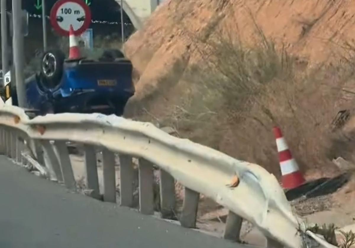 Esta es la razón por la que un coche lleva volcado una semana junto al túnel de Pilar de la Horadada en la autopista AP-7