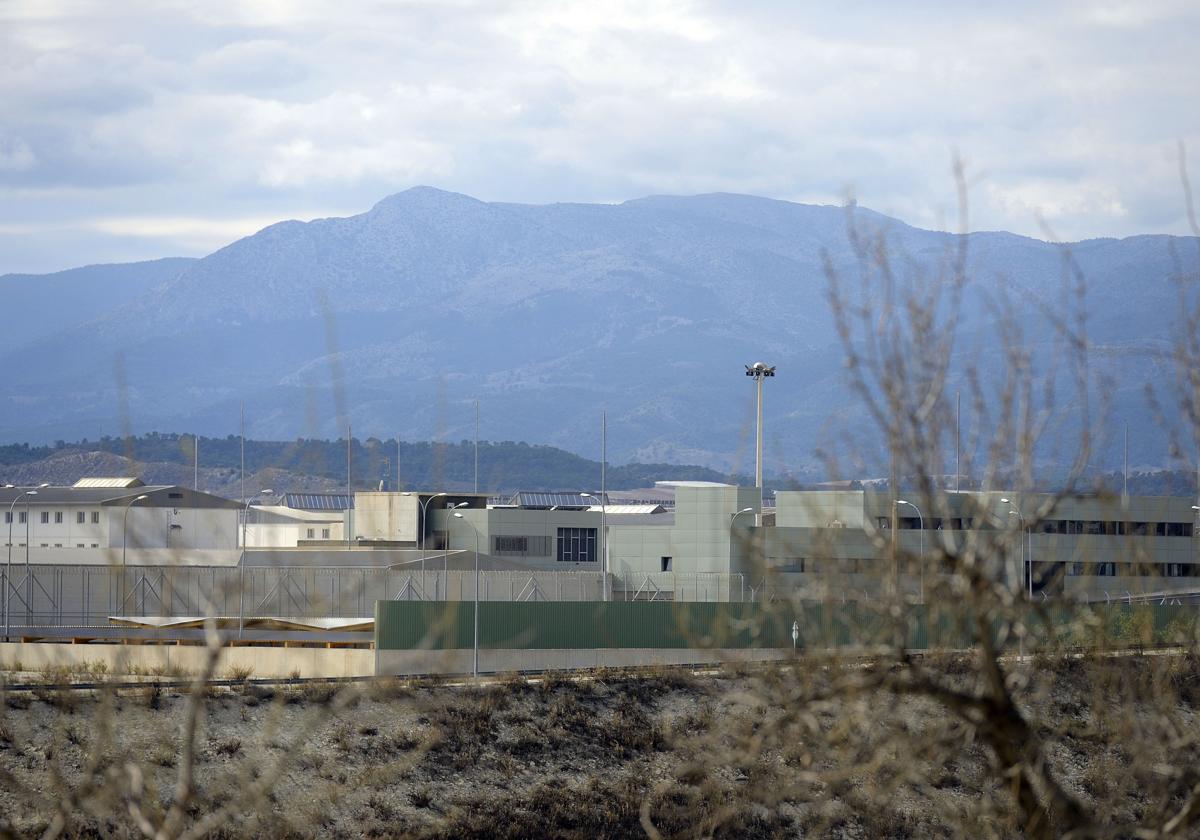 El preso acusado de matar a otro provoca un incendio en la cárcel de Campos del Río que obliga a evacuar una galería