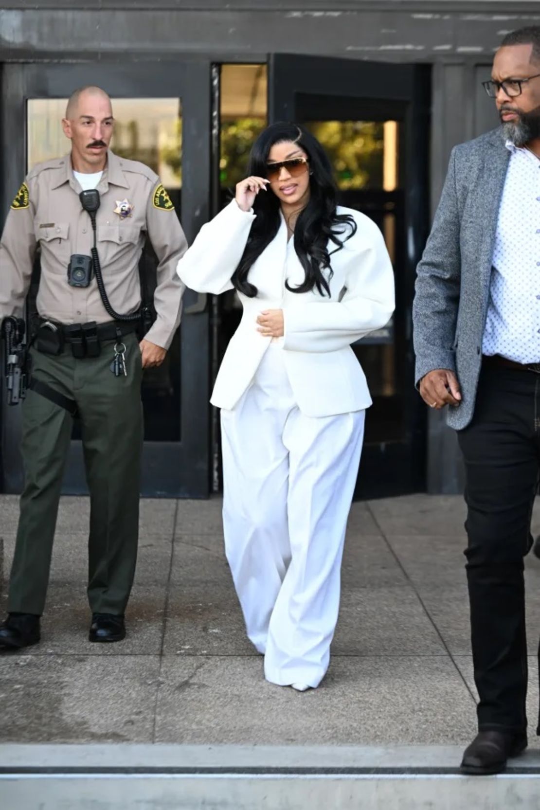 Se ve a Cardi B saliendo de la corte el 27 de agosto de 2025 en Los Ángeles, California.