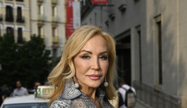 Carmen Lomana enamora en Marbella con el vestido de flores con escote corazón que estiliza la silueta y favorece a cualquier edad