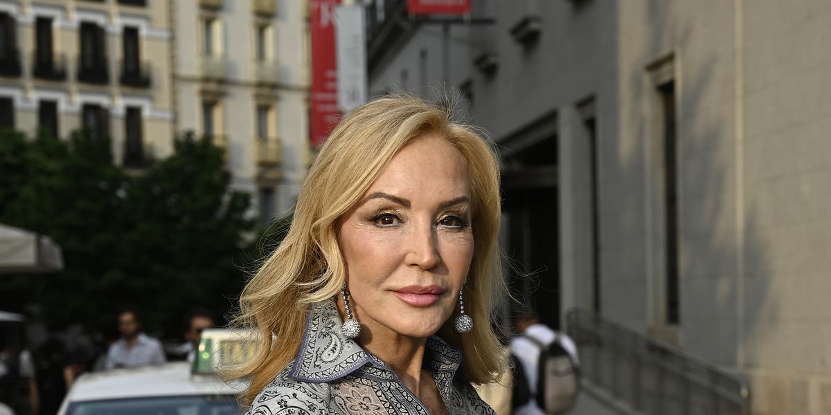 Carmen Lomana enamora en Marbella con el vestido de flores con escote corazón que estiliza la silueta y favorece a cualquier edad