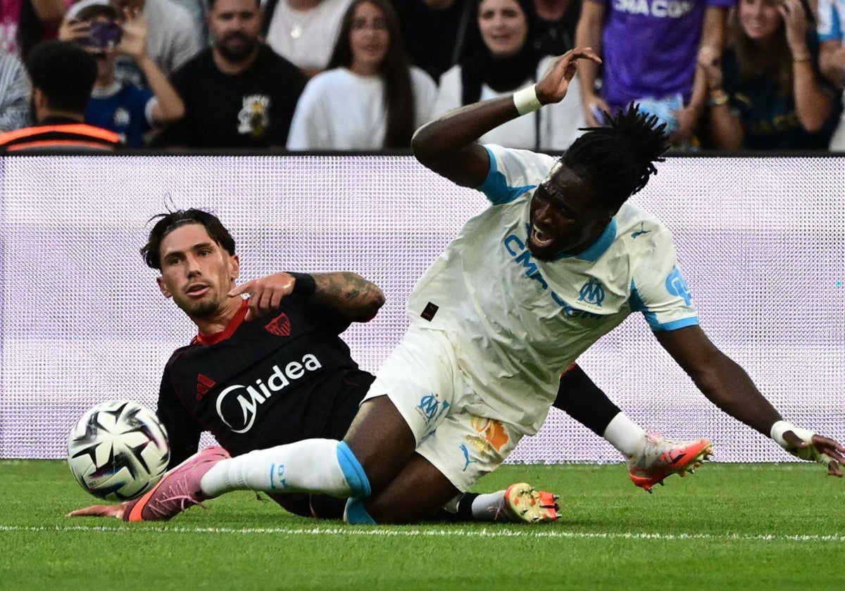 Carmona con Rowe, en un lance del Marsella - Sevilla