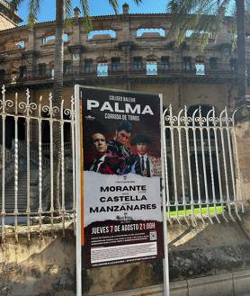 Imagen secundaria 2 - De arriba abajo: jóvenes comprando entradas para la corrida de Morante en Palma; Soledad Hidalgo y Nacho Deyá; cartel de la esperada corrida