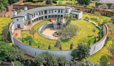 Ponen a la venta una espectacular casa circular con jardín que esconde un sorprendente y oscuro pasado