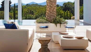 Una preciosa casa en Ibiza con piscina, porches y jardín construida en los años 80 que se ha reformado por completo para potenciar su pasado