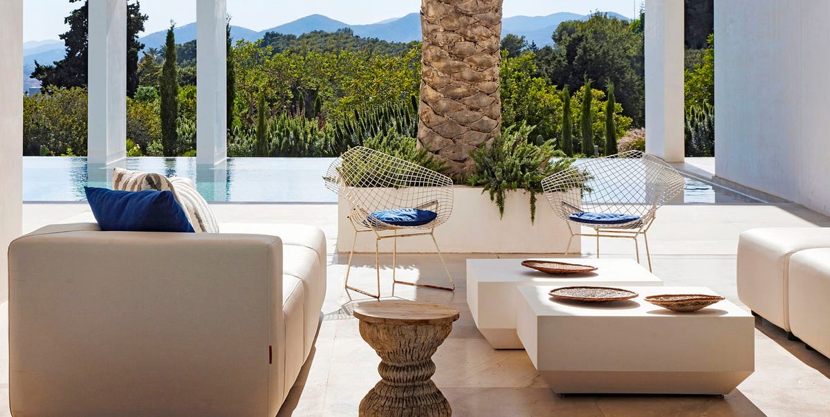 Una preciosa casa en Ibiza con piscina, porches y jardín construida en los años 80 que se ha reformado por completo para potenciar su pasado