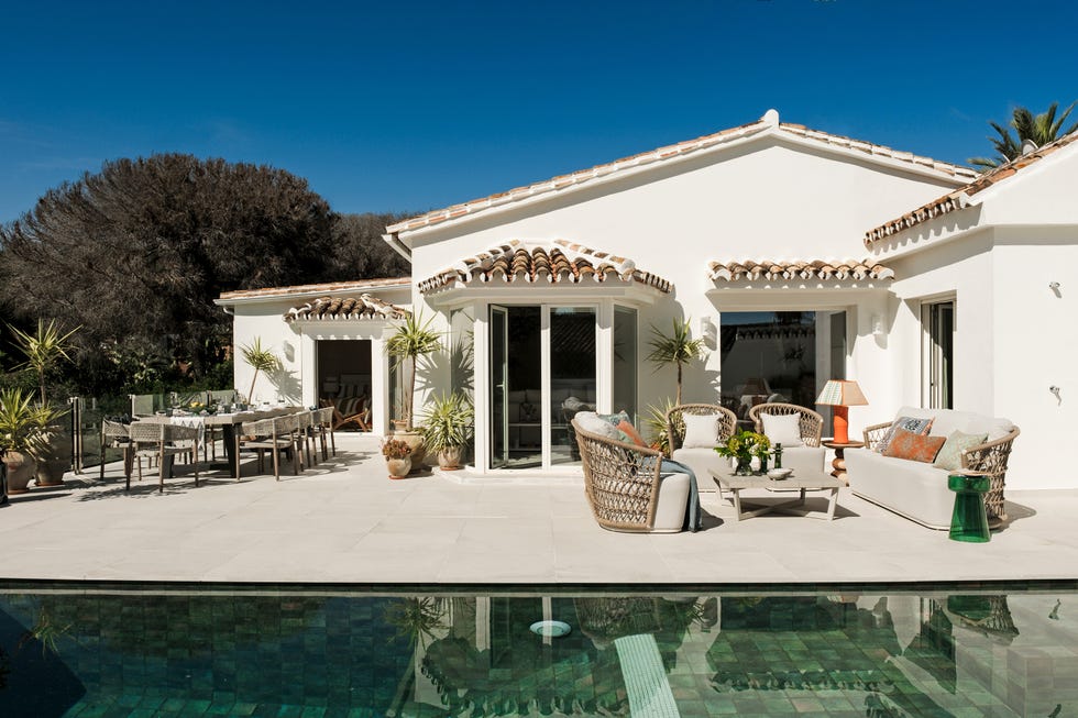 casa de campo con estilo mediterraneo decorada en blanco