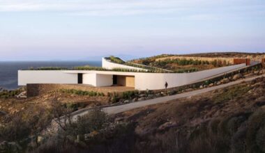 Una espectacular casa en Mikonos demuestra que las formas curvas y el diseño soterrado crean la fusión arquitectónica perfecta