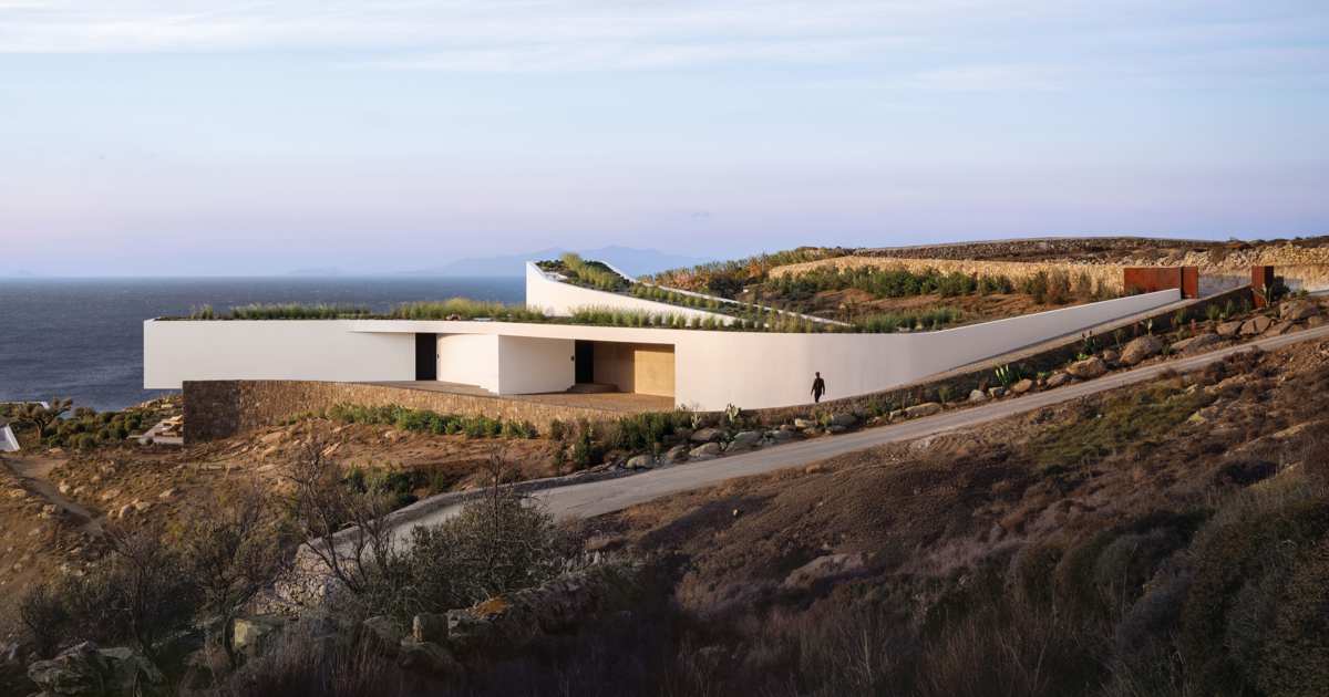 Una espectacular casa en Mikonos demuestra que las formas curvas y el diseño soterrado crean la fusión arquitectónica perfecta