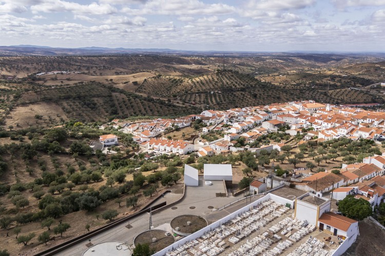 Casa mortuoria de Barrancos / Mesa Atelier - Fotografía exterior, Fotografía vista aérea